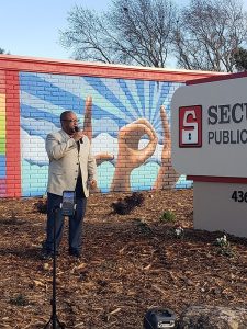 Paul dedicating Vallejo community mural